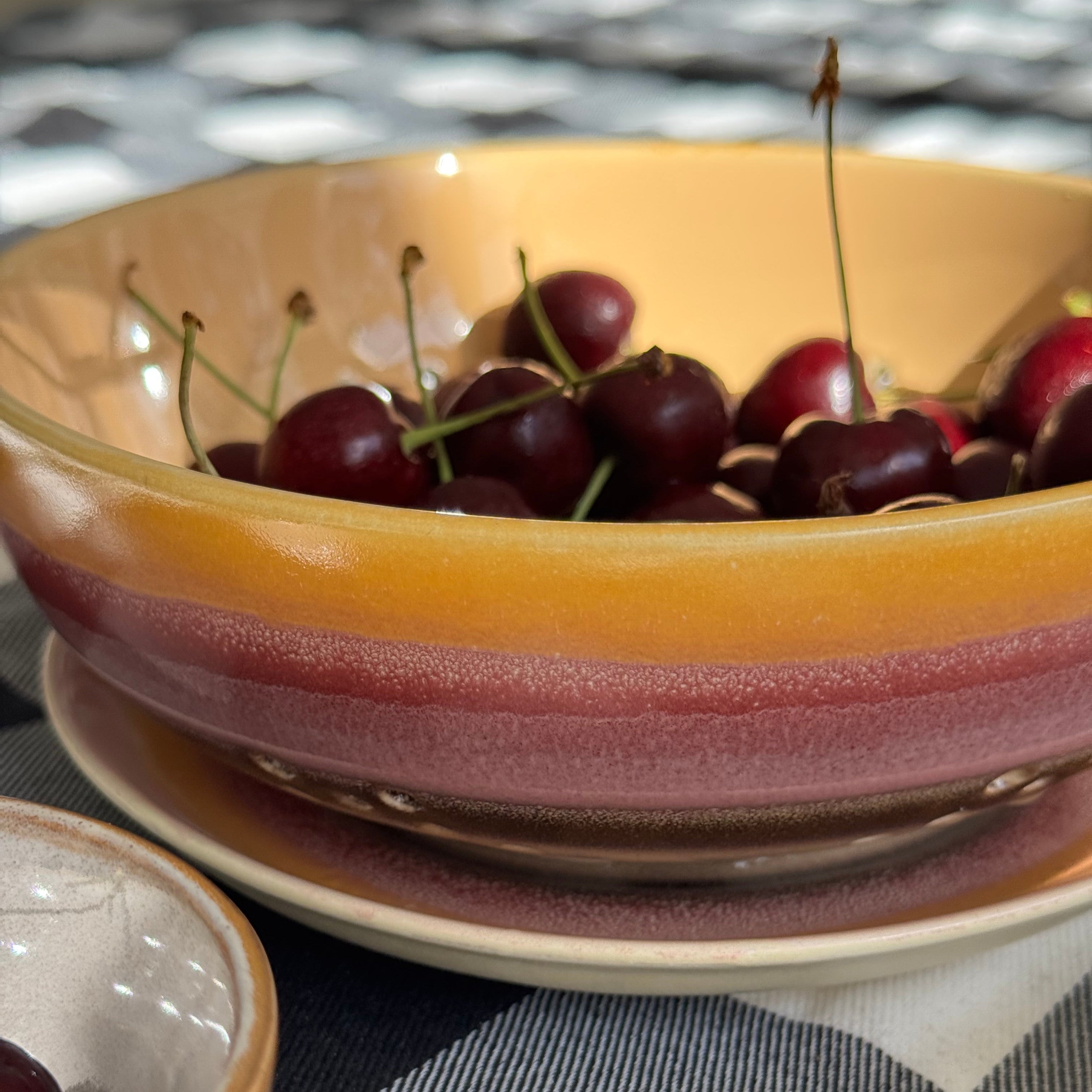 Stoneware Berry Bowl with Retro Glaze - Image 5